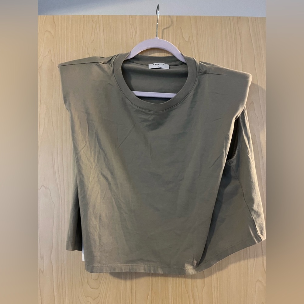 Aritzia NEW WITH TAGS tee shirt green shoulder pads